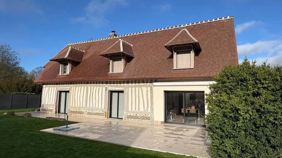 Maison à colombages de style normand à Bihorel avec une toiture en tuiles plates brun rouge et trois lucarnes, après rénovation