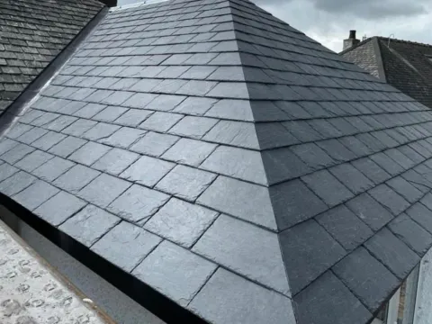 Toiture pyramidale en ardoise naturelle après pose par Colors’Pro