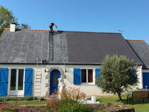 Coloration de toiture en cours, contraste visible entre la zone traitée et la zone non traitée