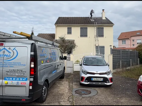 Camion d’intervention Colors’Pro garé devant un chantier de couverture