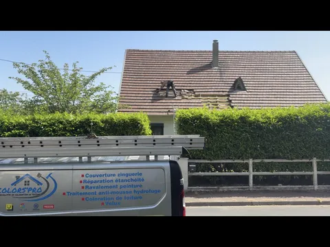 Camion Colors’Pro et couvreur en intervention sur une toiture à Saint-Étienne-du-Rouvray
