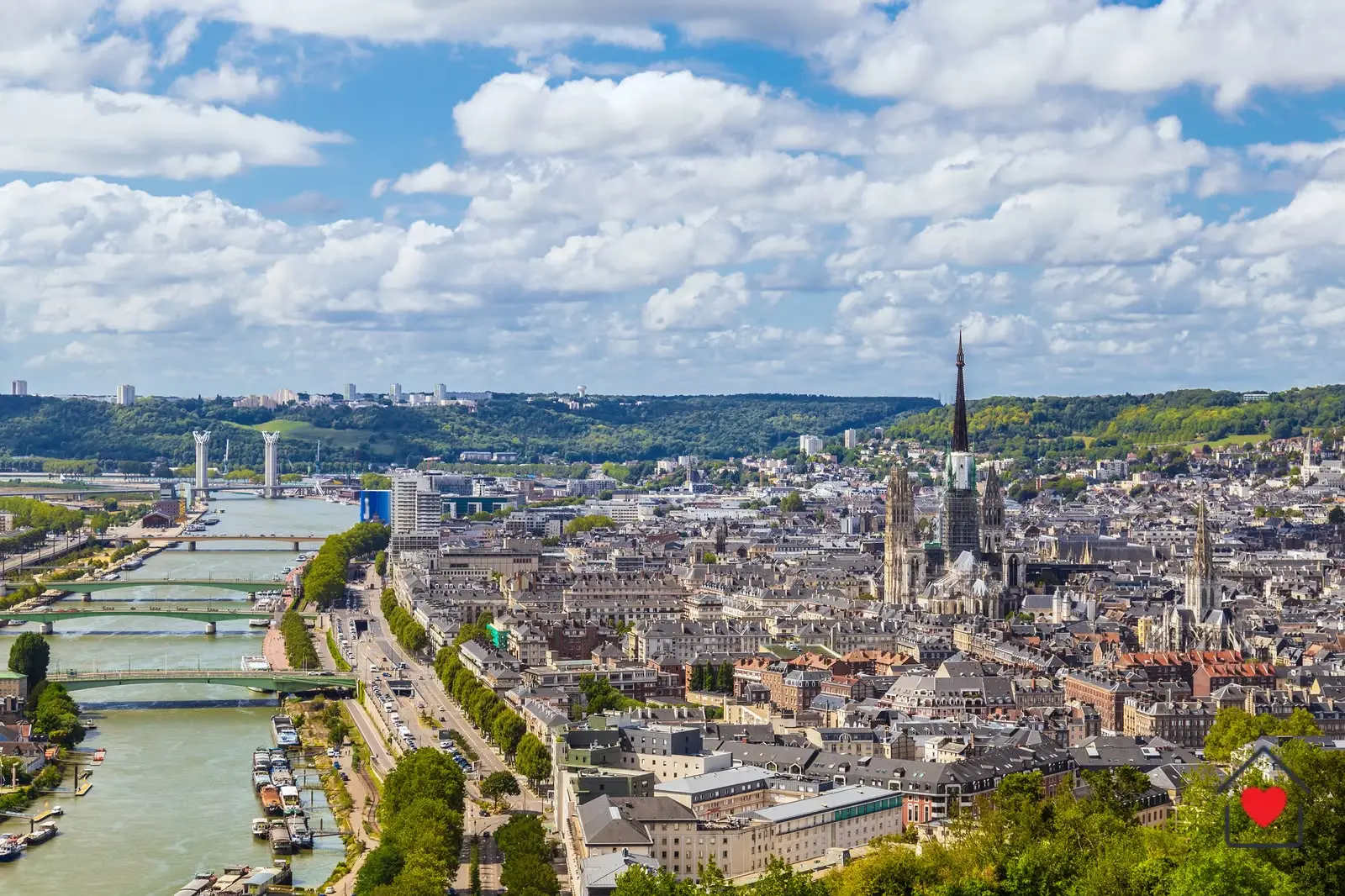 Vue panoramique de Rouen et sa cathédrale depuis les hauteurs, au cœur du secteur d'intervention de Colors'Pro