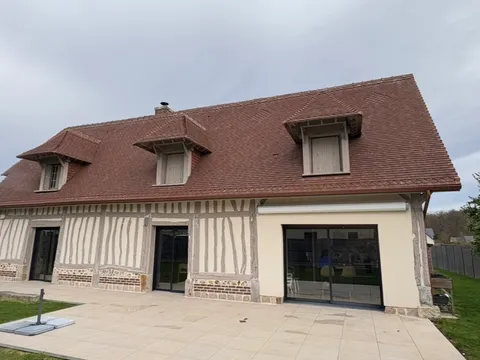 Maison à pans de bois normande avec toiture en tuiles rénovée par Colors’Pro