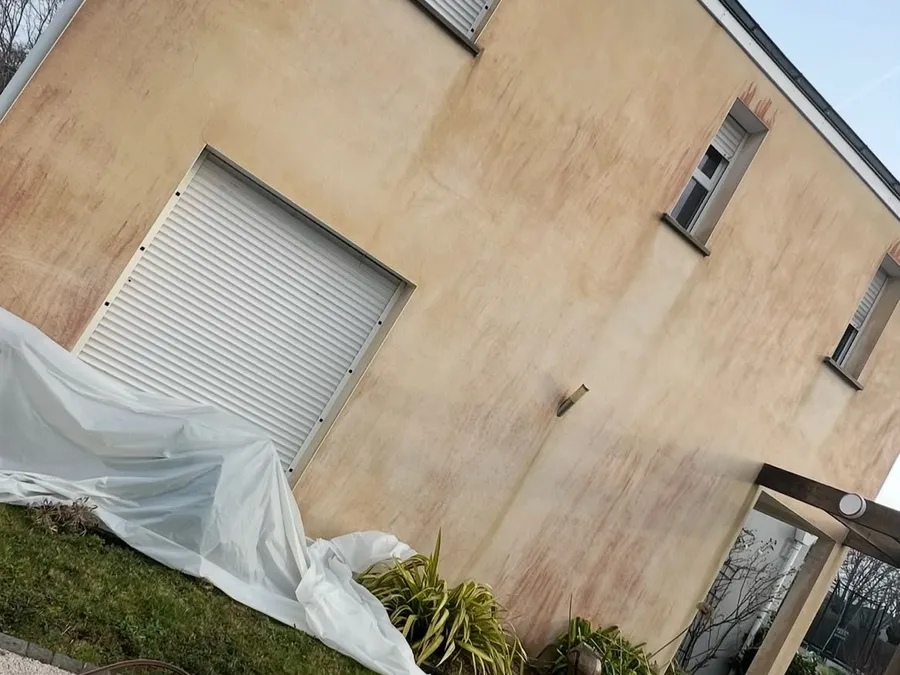Façade décolorée par des coulures avant ravalement en peinture par Colors’Pro