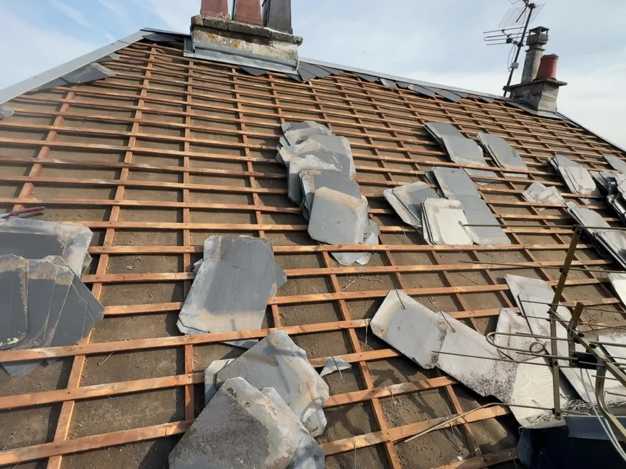 Charpente à nu avant réfection de toiture en ardoise naturelle par Colors’Pro