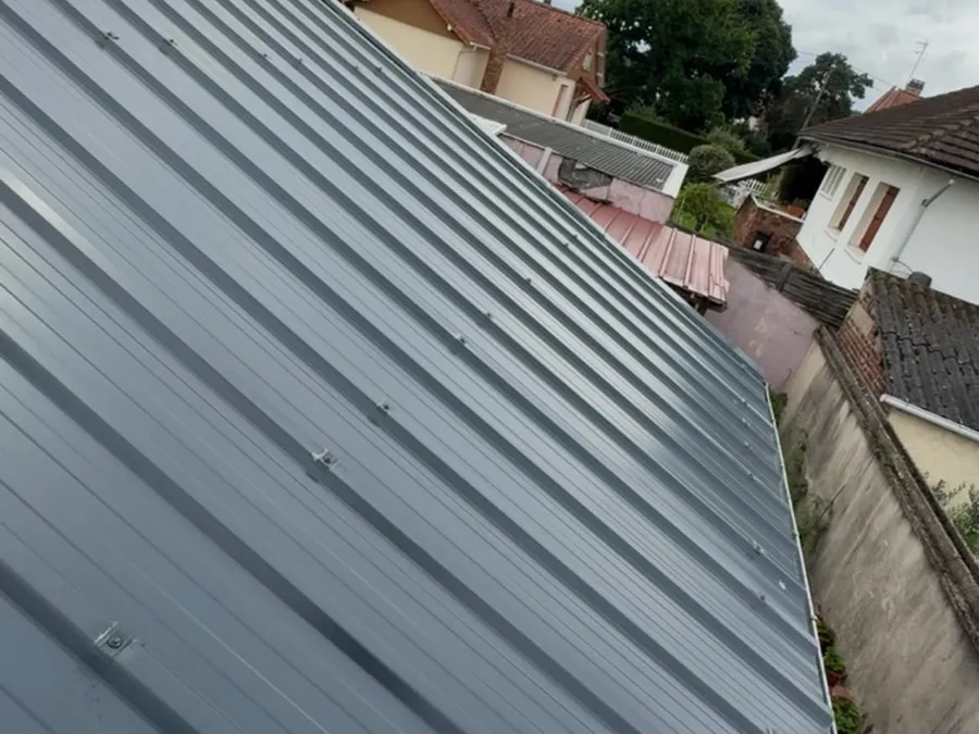 Toiture en bac acier gris posée après réfection par Colors’Pro