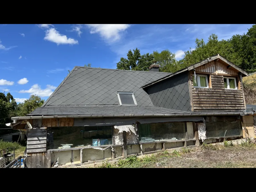 Toiture en ardoises après coloration, aspect uniforme et couleur ravivée par Colors’Pro