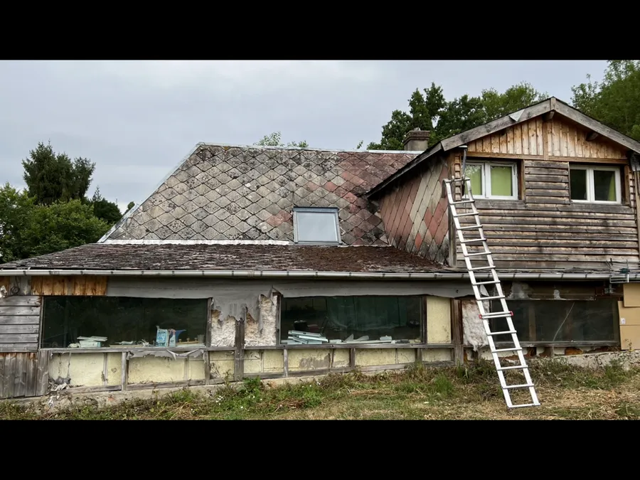Ancienne toiture en ardoises ternies et dégradées avant coloration par Colors’Pro